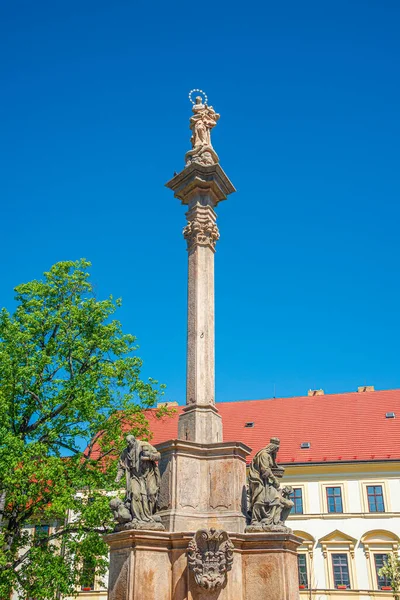 Statyer Vid Marian Column Eller Holy Trinity Vid Hradcanske Square — Stockfoto