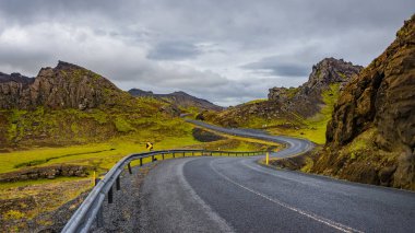 İzlanda 'nın engebeli ve renkli topraklarında ıssız bir yol.