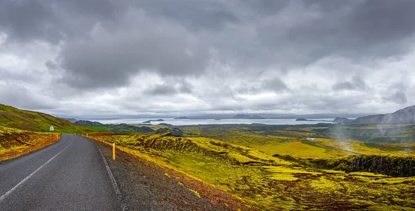 Einsame Straße Durch Raue Und Bunte Isländische Landschaft Island — Stockfoto