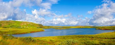 İzlanda 'daki Thingvallavatn Gölü' ndeki güzel yaz manzarasının panoramik manzarası, mavi gökyüzü