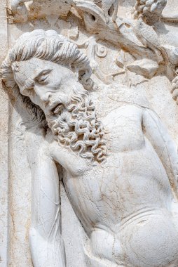 Eski çağlardan kalma aziz bir İncil heykeli, Venedik, İtalya 'daki Doge Palace cephesinde sakallı yaşlı bir adam, yakın plan, detaylar.