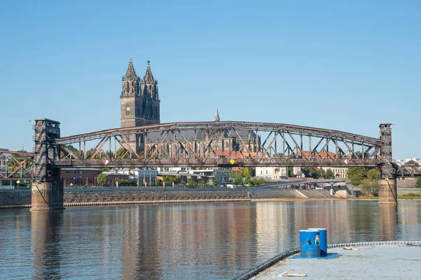 Miasto Starego Zardzewiałego Mostu Kolejowego Nad Łabą Centrum Magdeburga Katedry — Zdjęcie stockowe