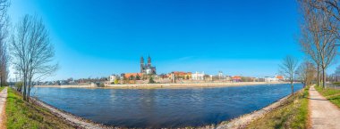 Magdeburg şehir merkezinin panoramik manzarası, eski kasaba, Elbe nehri ve muhteşem katedral ilkbaharın başlarında, Almanya, güneşli bir günde ve mavi gökyüzünde