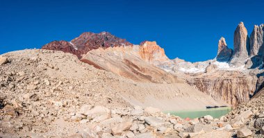 Güzel Torres del Paine Ulusal Parkı 'nın panoramik manzarası. Devasa dişler ve yürüyüşçüler olarak en yüksek üç zirvesi. Patagonya, Şili.