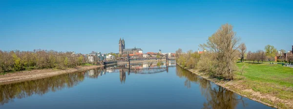 Panoramiczny Pejzaż Starego Zardzewiałego Mostu Kolejowego Nad Łabą Centrum Magdeburga — Zdjęcie stockowe