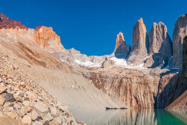 Güzel Torres del Paine Ulusal Parkı 'nın panoramik manzarası, dev dişler ve turkuaz lagün, Patagonya, Şili