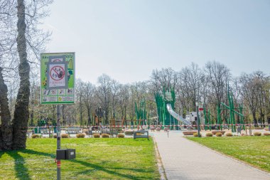 Magdeburg şehir parkındaki çocuklar için modern açık hava çocuk parkı dünya çapında koronavirüs salgını nedeniyle ve Almanya 'da 2020 baharının başlarında kapanmıştır.