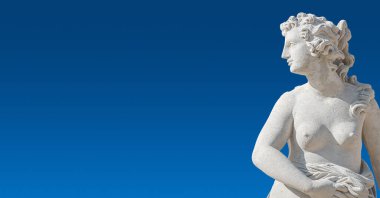 Fotokopi alanı, Potsdam, Almanya 'da mavi, pürüzsüz gökyüzü arka planında eski şehvetli Rönesans dönemi heykeli.