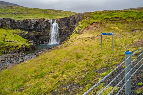 Osamělý Vodopád Zvaný Gufufoss Silnice Nápisem Hláskujte Jeho Jméno Východním — Stock fotografie