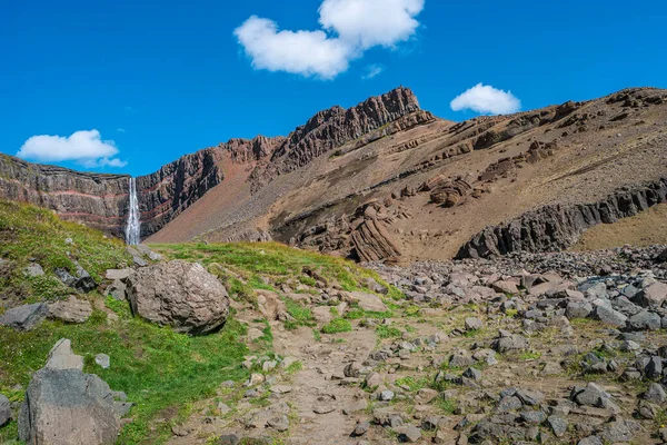 美丽而高大的冰岛瀑布和远足的小径 阳光灿烂的日子 蔚蓝的天空 — 图库照片