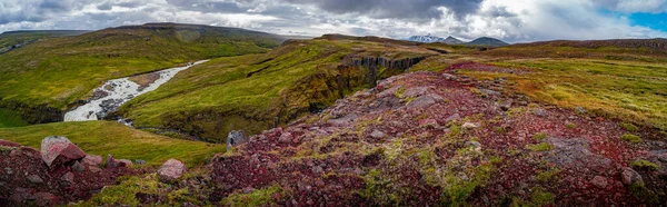 冰岛美丽的五彩缤纷的风景全景 包括浮西瀑布 古老的苔藓和苔藓 冻原花和靠近冰岛斯奈费尔火山和劳加瀑布地区的草地 — 图库照片