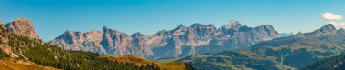 Sihirli Dolomite tepeleri Passo Gardena 'dan yapılan panoramik manzara Cima Cunturines' in günbatımı renkleriyle mavi gökyüzü, Güney Tyrol, İtalya