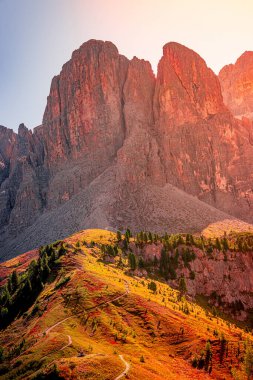Brunecker Turm 'da muhteşem gün batımı, Pizes da Cir' in Dolomite tepeleri, Passo Gardena, Güney Tyrol, İtalya