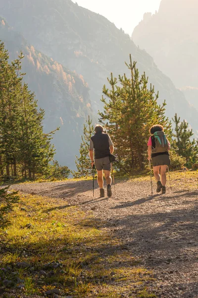 Two Hikers Trail Dolomites National Park Three Peaks Tre Cime — Stock Photo, Image