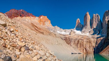 Güzel Torres del Paine Ulusal Parkı 'nın panoramik manzarası, dev dişler ve turkuaz lagün, Patagonya, Şili