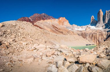 Güzel Torres del Paine Ulusal Parkı 'nın panoramik manzarası, dev dişler ve turkuaz lagün, Patagonya, Şili