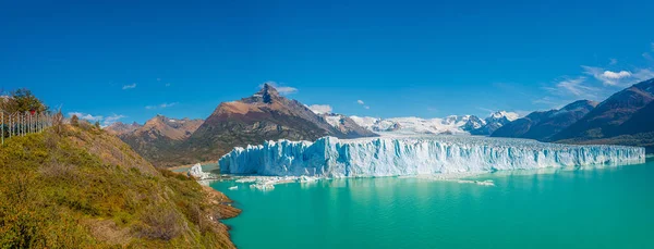 Blick Auf Den Riesigen Perito Moreno Gletscher Patagonien Mit Wanderern — Stockfoto