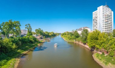 Elbe Nehri üzerinde panoramik manzara, yaşamak için yeni binalar ve Magdeburg, Almanya 'da yüzen mangal teknesinde dinlenen insanlar, yaz, mavi gökyüzü
