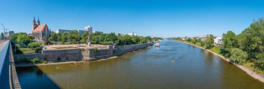 Johannis Kilisesi ve Elbe Nehri üzerindeki panoramik manzara Magdeburg, Almanya, Yaz, Mavi gökyüzü