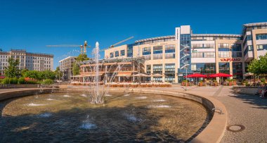 Şehir merkezindeki panoramik manzara, kafeler, restoranlar ve Magdeburg, Almanya 'daki çeşmeler, Yaz, Mavi Gökyüzü