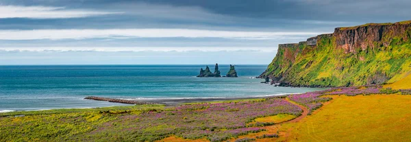 Vista Panorámica Las Pilas Basalto Reynisdrangar Playa Arena Negra Cerca — Foto de Stock