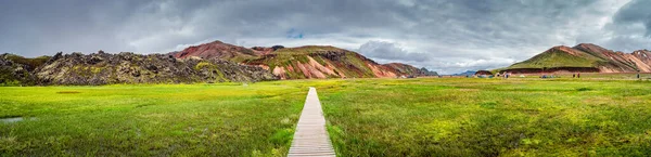 Vista Panorámica Las Coloridas Montañas Volcánicas Landmannalaugar Camping Sendero Cielo — Foto de Stock