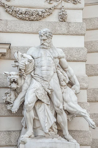 Estatua Hércules Luchando Contra Cerbero Una Bestia Perro Múltiples Cabezas — Foto de Stock