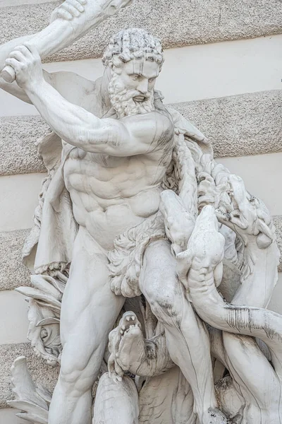 Estatua Lucha Hércules Con Club Una Hidra Serpiente Como Monstruo — Foto de Stock