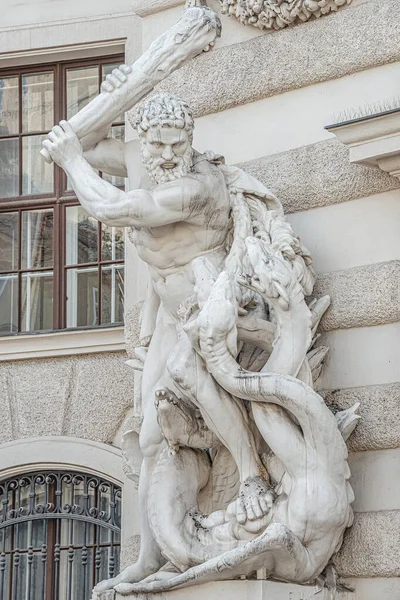 Herkules Statue Mit Keule Und Hydra Schlange Wie Wassermonster Aus — Stockfoto