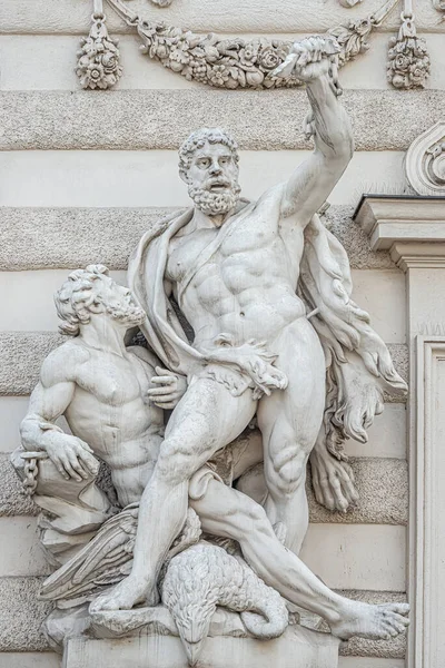 Standbeeld Van Hercules Die Adelaar Doodt Prometheus Bevrijdt Van Klassieke Rechtenvrije Stockafbeeldingen