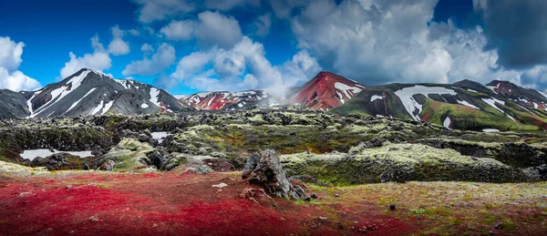 カラフルな虹火山のパノラマ風景アイスランドの劇的な空でのランドマナローガル山脈とハイキングトレイルのパス — ストック写真