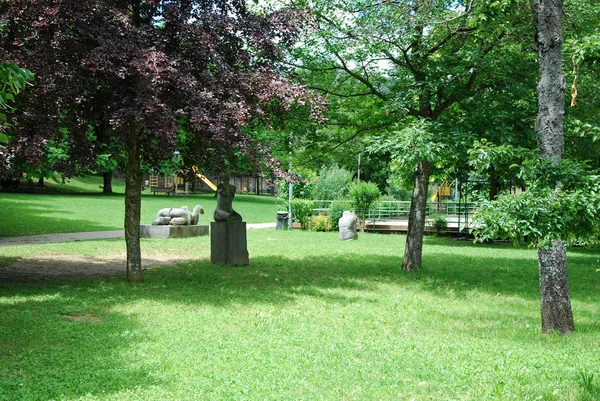 Parque público con algunas estatuas - Bedonia, Parma, Italia — Foto de Stock