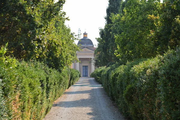Avenida Cementerio en Montecchio Emilia — Foto de Stock