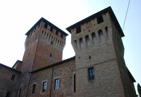 Duas torres do castelo de Montecchio Emilia — Fotografia de Stock