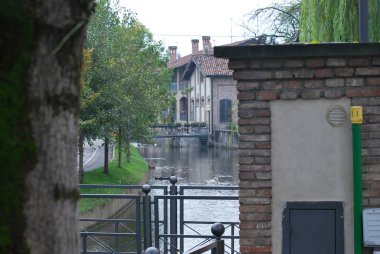 Mozzanica, Bergamo, Lombardiya / İtalya - 30 Eylül 2013: Mozzanica kentindeki kanal.