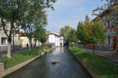 Küçük kanal ortasında MOZZANICA şehir, Bergamo, Lombardy, İtalya.