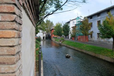Küçük kanal ortasında MOZZANICA şehir, Bergamo, Lombardy, İtalya.