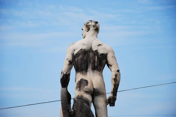 Staty av en jätte bakifrån — Stockfoto