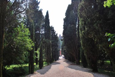 Aziz Peter Kilisesi ve düşünür - Solferino, Mantova, Lombardiya, İtalya'dan ağaçlıklı Bulvarı üzerinden Solferino kale görünümü.
