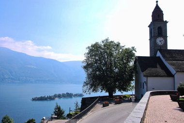 Ronco sopra Ascona, Canton Ticino / İsviçre - 26 Ağustos 2016: Ronco sopra Ascona 'dan Brissago adaları ve Maggiore Gölü manzarası.