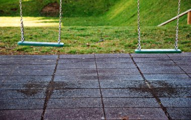 Çift Kişilik bir tahterevalli oyun alanında.