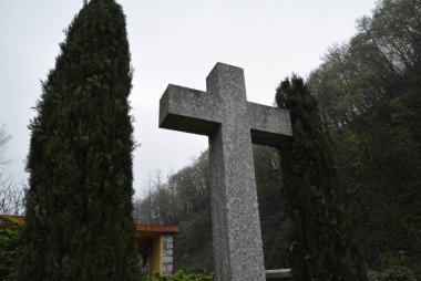 Longone al Segrino, Como, Lombardy / İtalya - 5 Nisan 2014: Mezarlıktaki Beton Kilise.