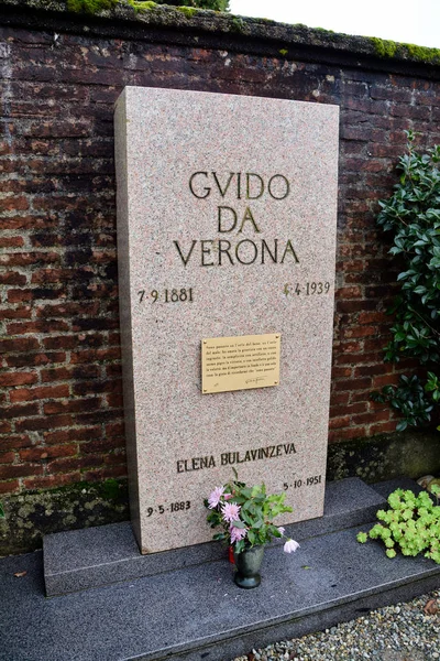 Mezar taşı İtalyan yazar Guido da Verona adlı mezarlığı Intimiano - Capiago Intimiano, Como, Lombardiya, İtalya.