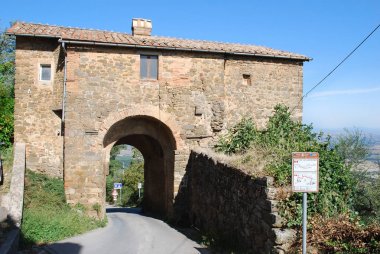 Ortaçağ kasabası Montalcino, Siena, Toskana, Italya 'nın kapılarından biri.