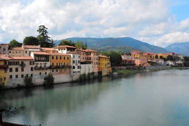 Nehir Brenta ortasında Bassano del Grappa, Vicenza, Veneto, İtalya.
