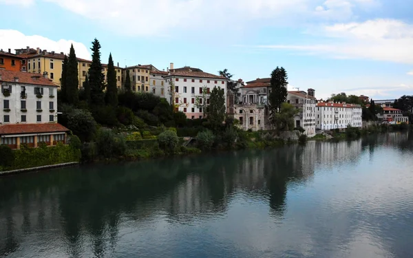 Budynków Nad Brzegiem Rzeki Brenta Bassano Del Grappa Vicenza Wenecja — Zdjęcie stockowe