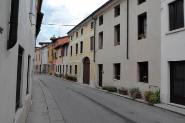 Bir boş Sokağı'nda Bassano del Grappa, Vicenza, Veneto, İtalya.