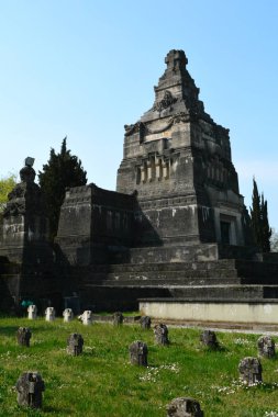 Capriate San Gervasio, Bergamo, Lombardy / İtalya - 13 Nisan 2015: Crespi d 'Adda mezarlığında anıt mezar.