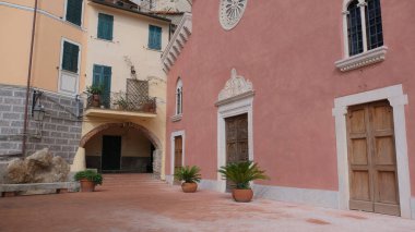 Ameglia, La Spezia, Liguria / İtalya - 8 Haziran 2019: Eski Ameglia kasabasındaki San Vincenzo Martire Kilisesi.