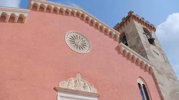 Ameglia, La Spezia, Liguria / İtalya - 8 Haziran 2019: Eski Ameglia kasabasındaki San Vincenzo Martire Kilisesi.